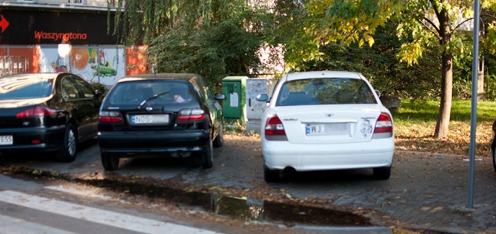 Połowa aut na Saskiej Kępie parkuje niezgodnie z przepisami