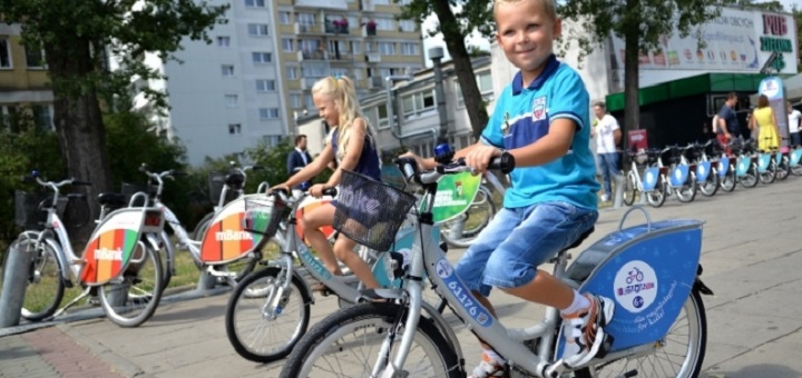 Nowa kampania ma zwiększyć popularność rowerów wśród młodych mieszkańców Warszawy
