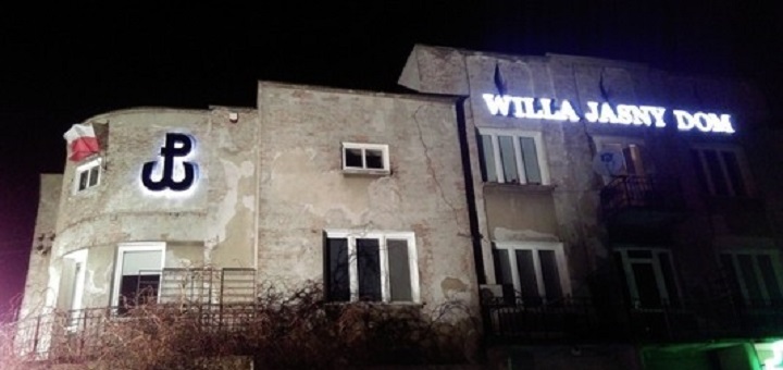 Odsłonięto znak Polski Walczącej na fasadzie Willi 'Jasny Dom'