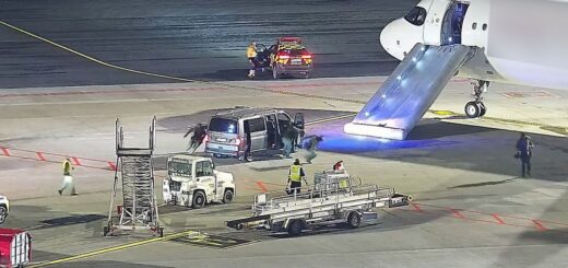 Okęcie: obywatel Hiszpanii otworzył drzwi do samolotu i wyskoczył