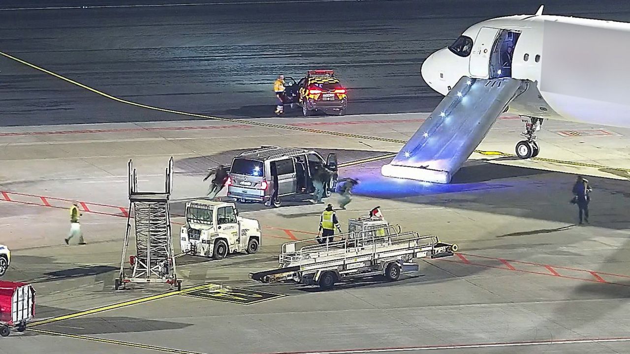 Okęcie: obywatel Hiszpanii otworzył drzwi do samolotu i wyskoczył