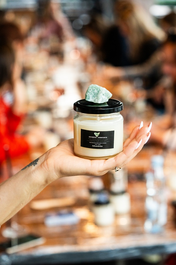 Warsztaty Zapachowe – Świece sojowe z kryształami nad piwnicami Warszawskiego Bazyliszka