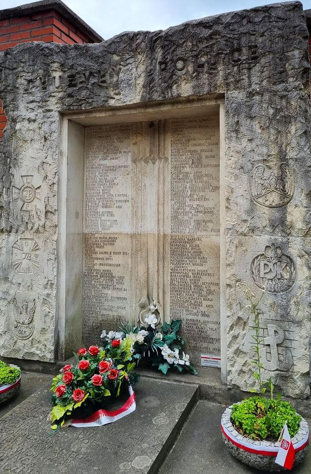 Śladami okupacji, walki i Powstania Warszawskiego na Starych Powązk…